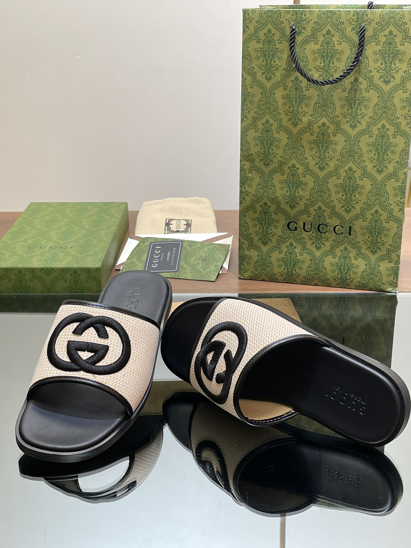 ua G*u*i interlocking g slide sandal