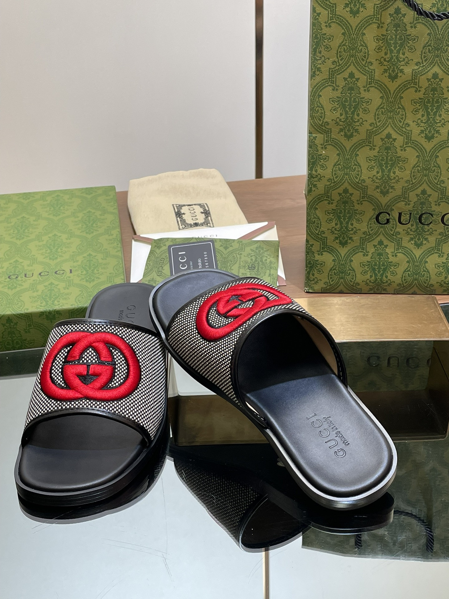 ua G*u*i interlocking g slide sandal