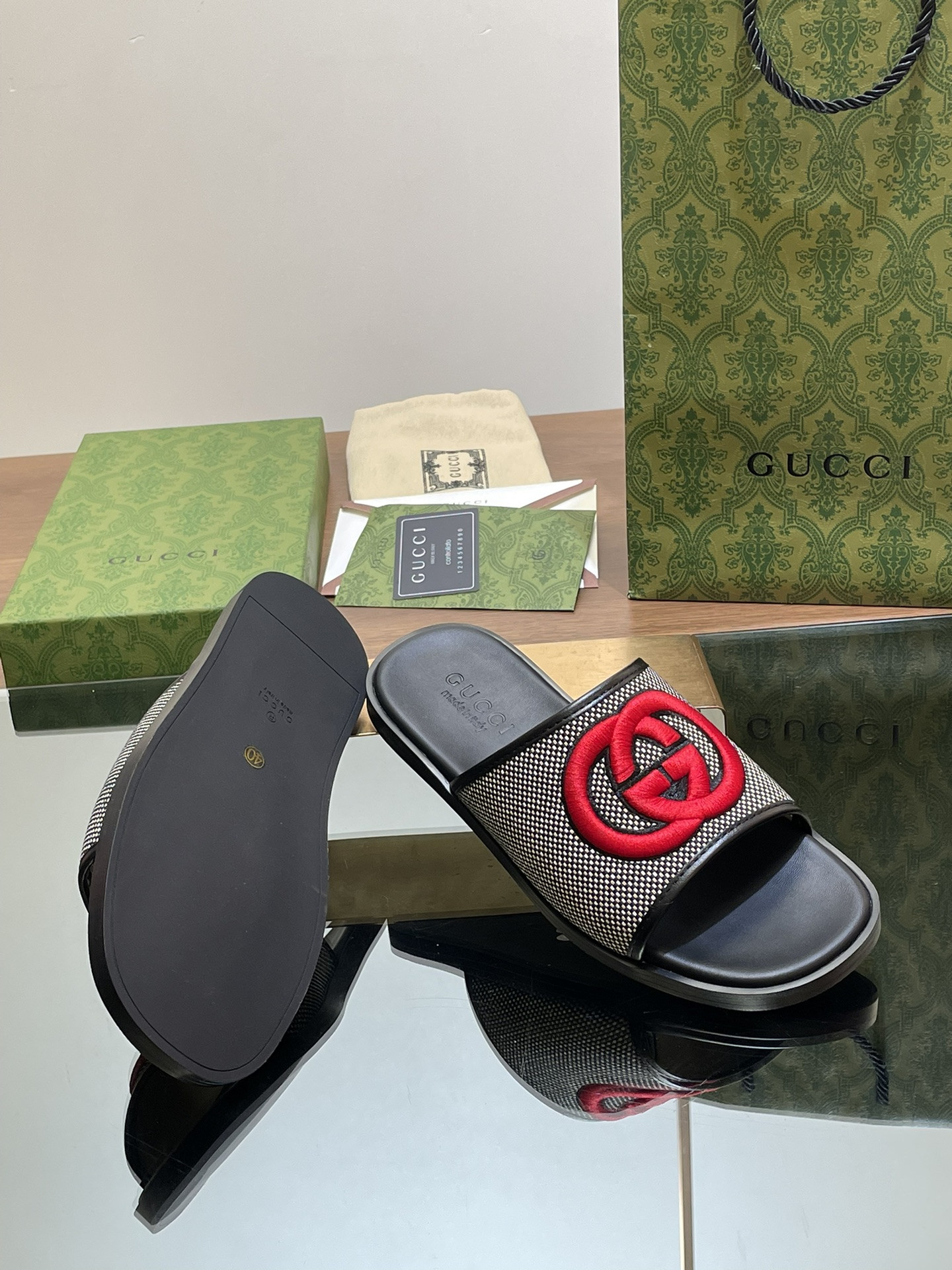 ua G*u*i interlocking g slide sandal