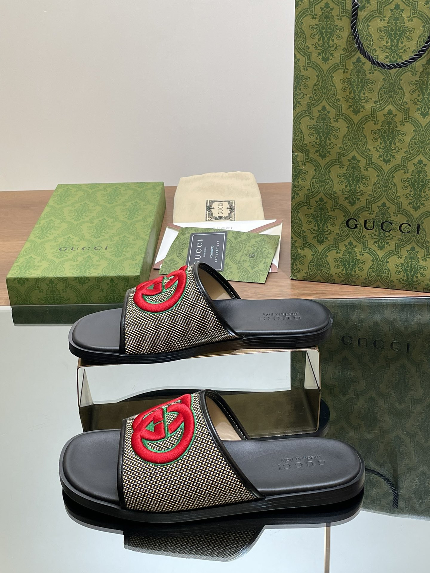 ua G*u*i interlocking g slide sandal