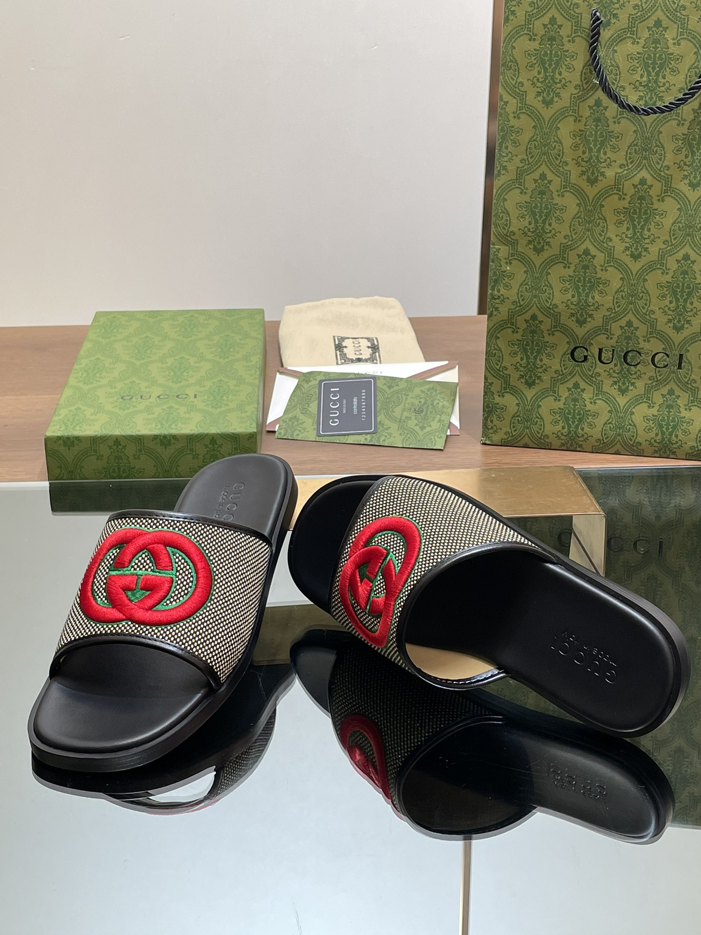 ua G*u*i interlocking g slide sandal