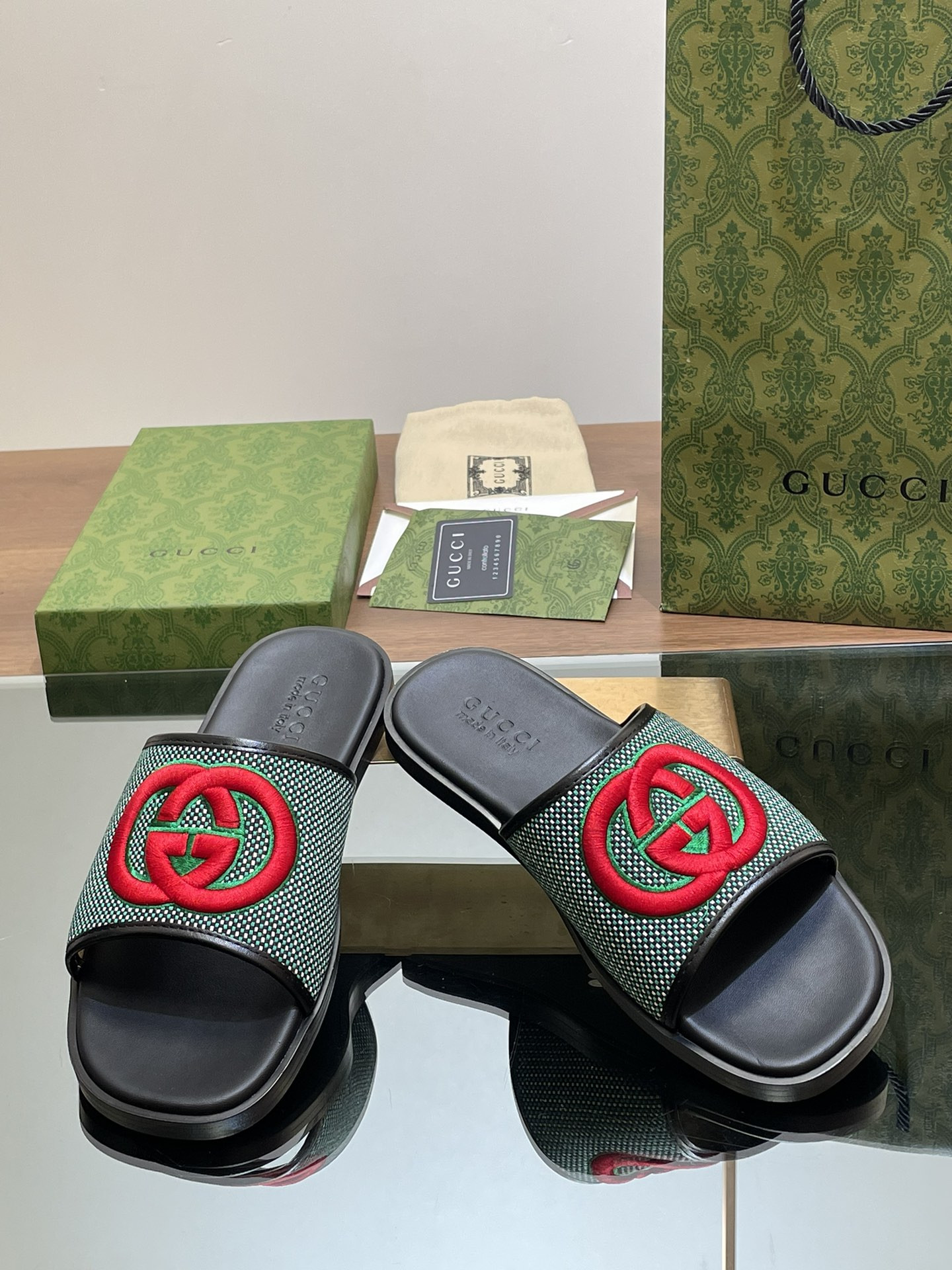 ua G*u*i interlocking g slide sandal
