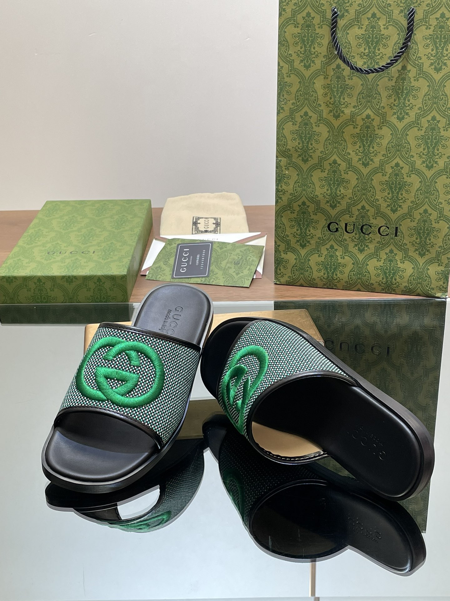 ua G*u*i interlocking g slide sandal
