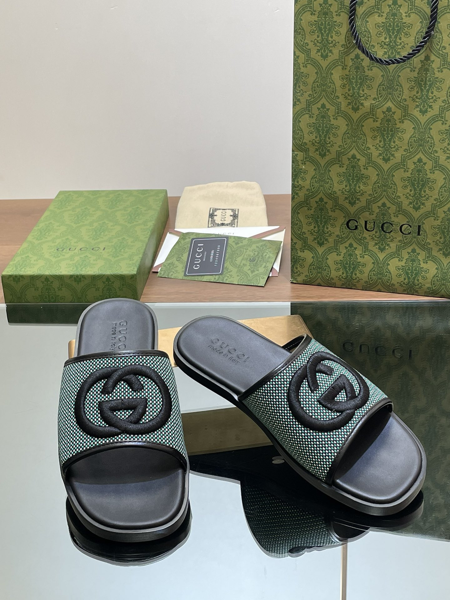 ua G*u*i interlocking g slide sandal