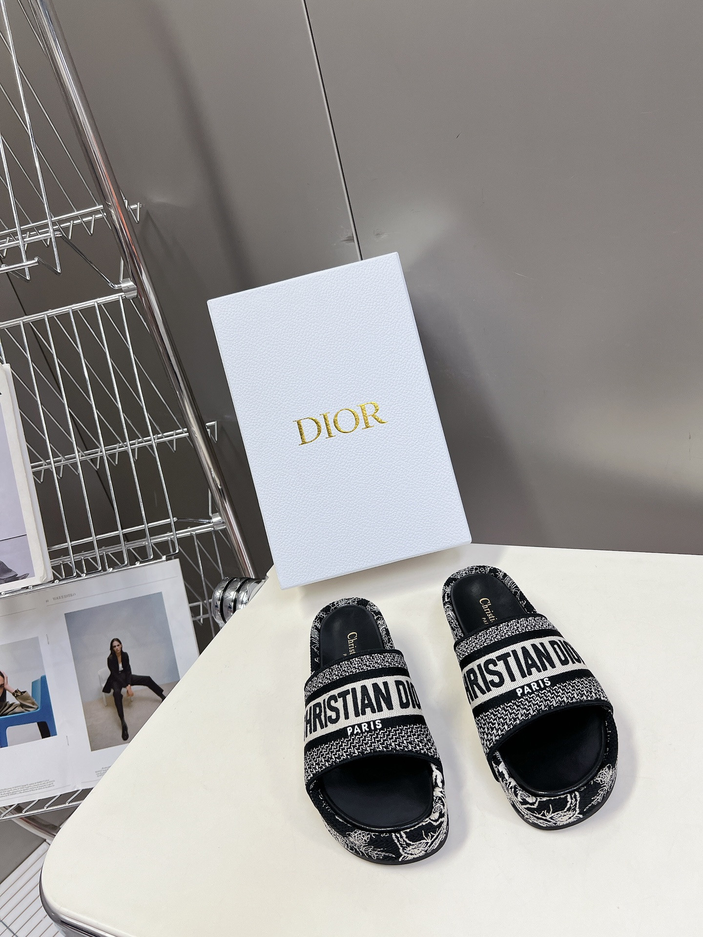 ua D*or platform sandals