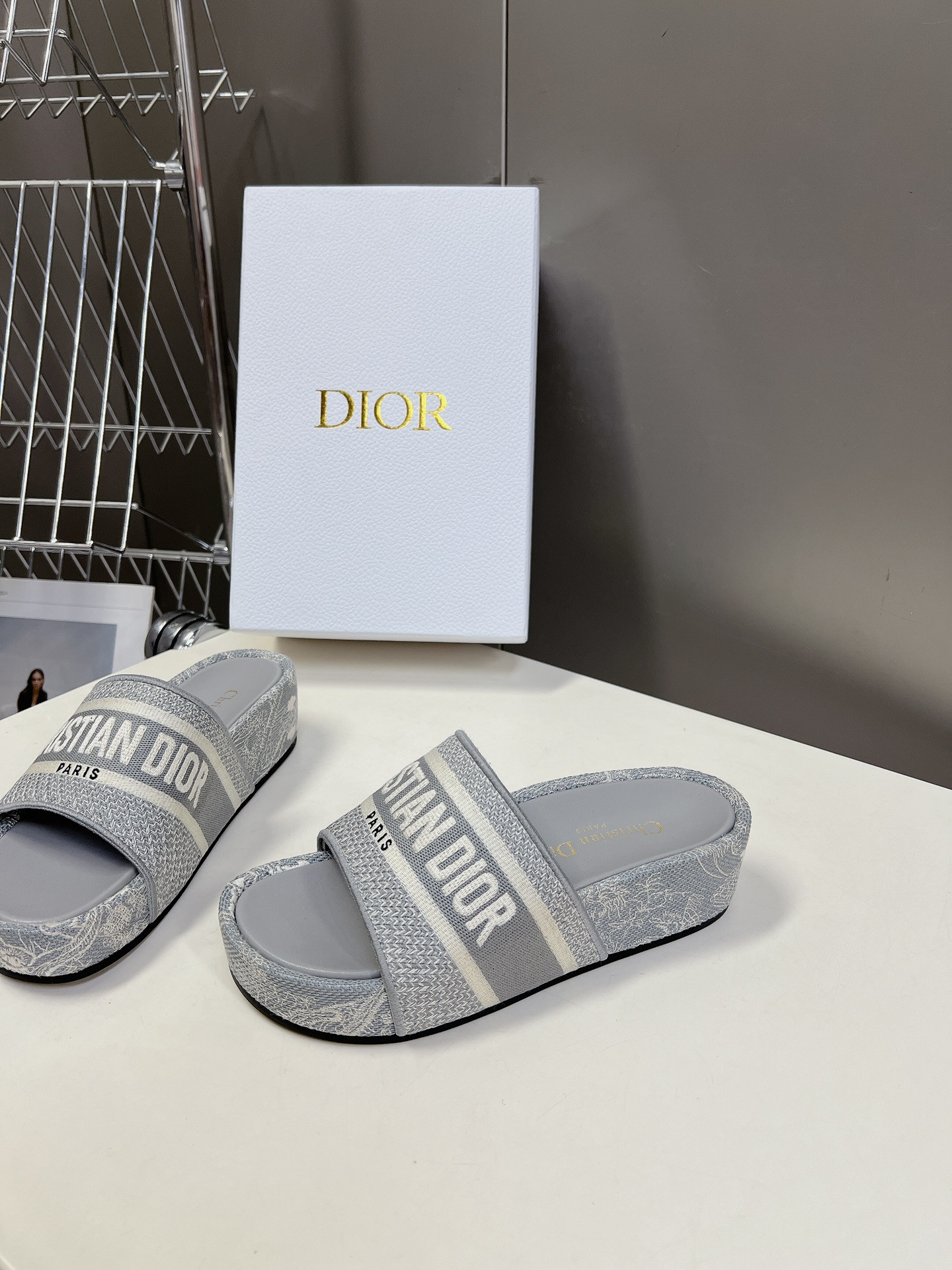 ua D*or platform sandals
