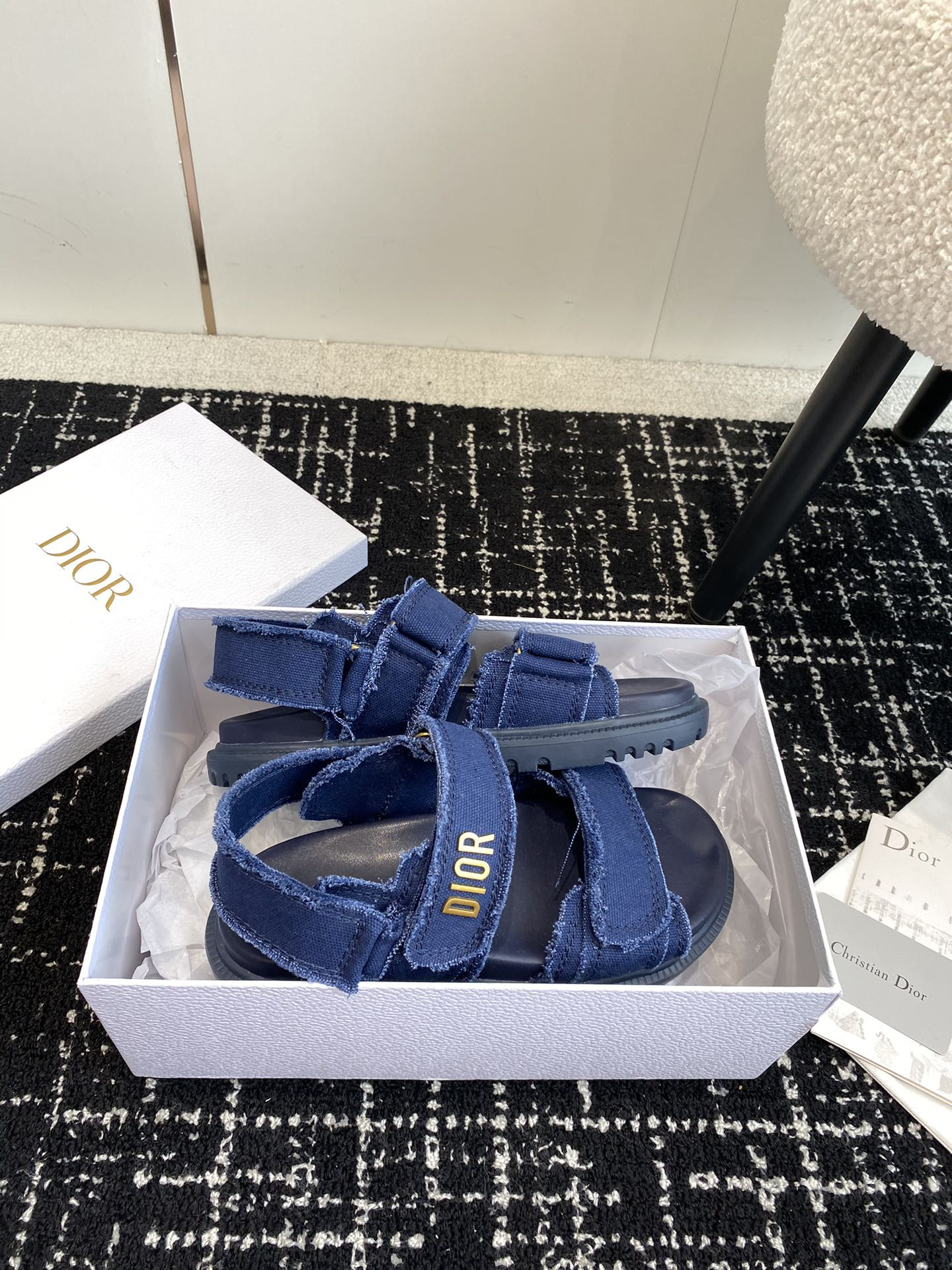 ua D*oract sandal