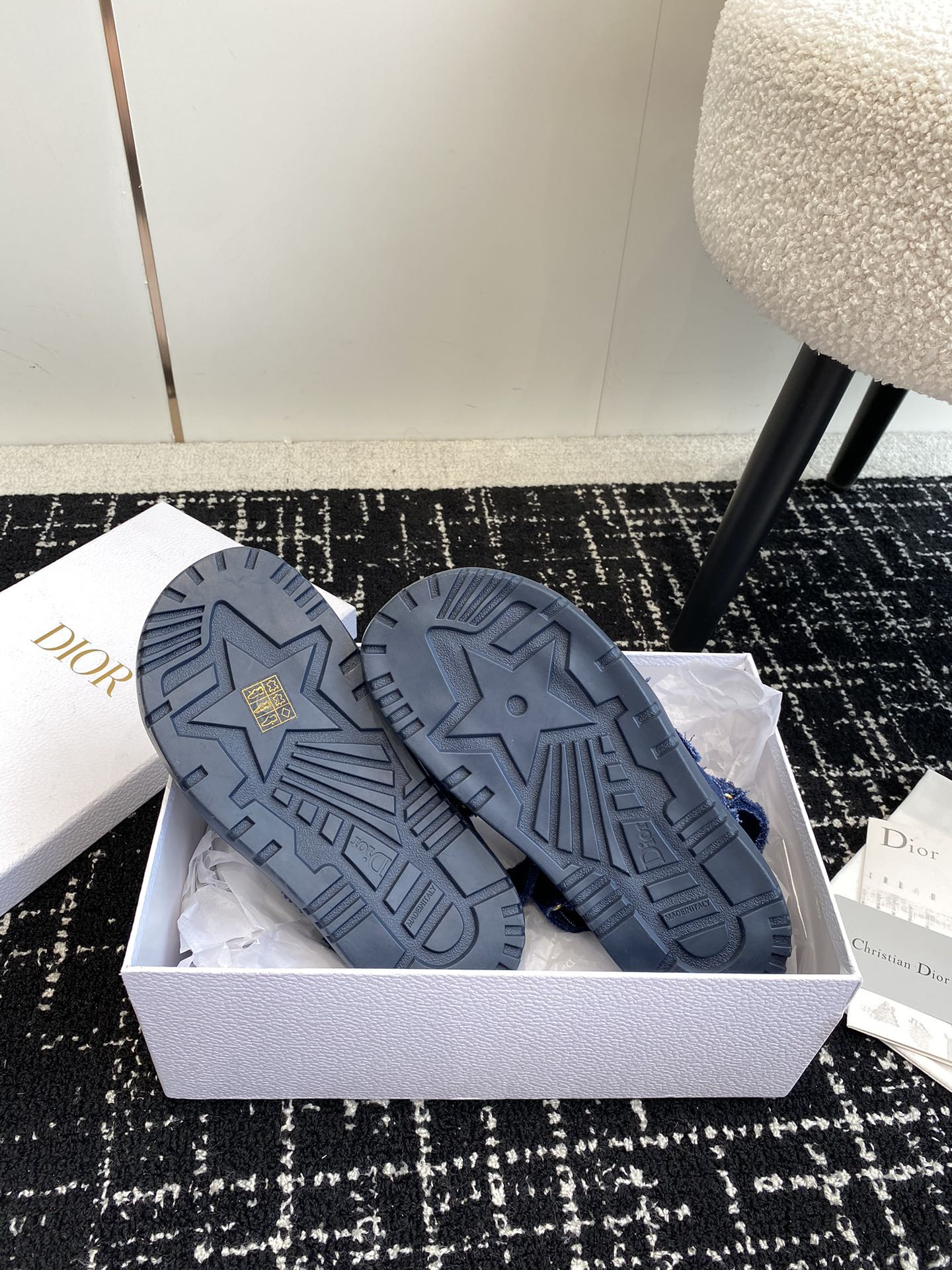 ua D*oract sandal