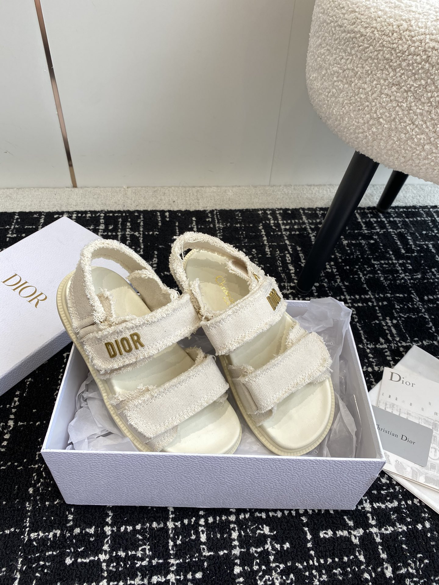 ua D*oract sandal