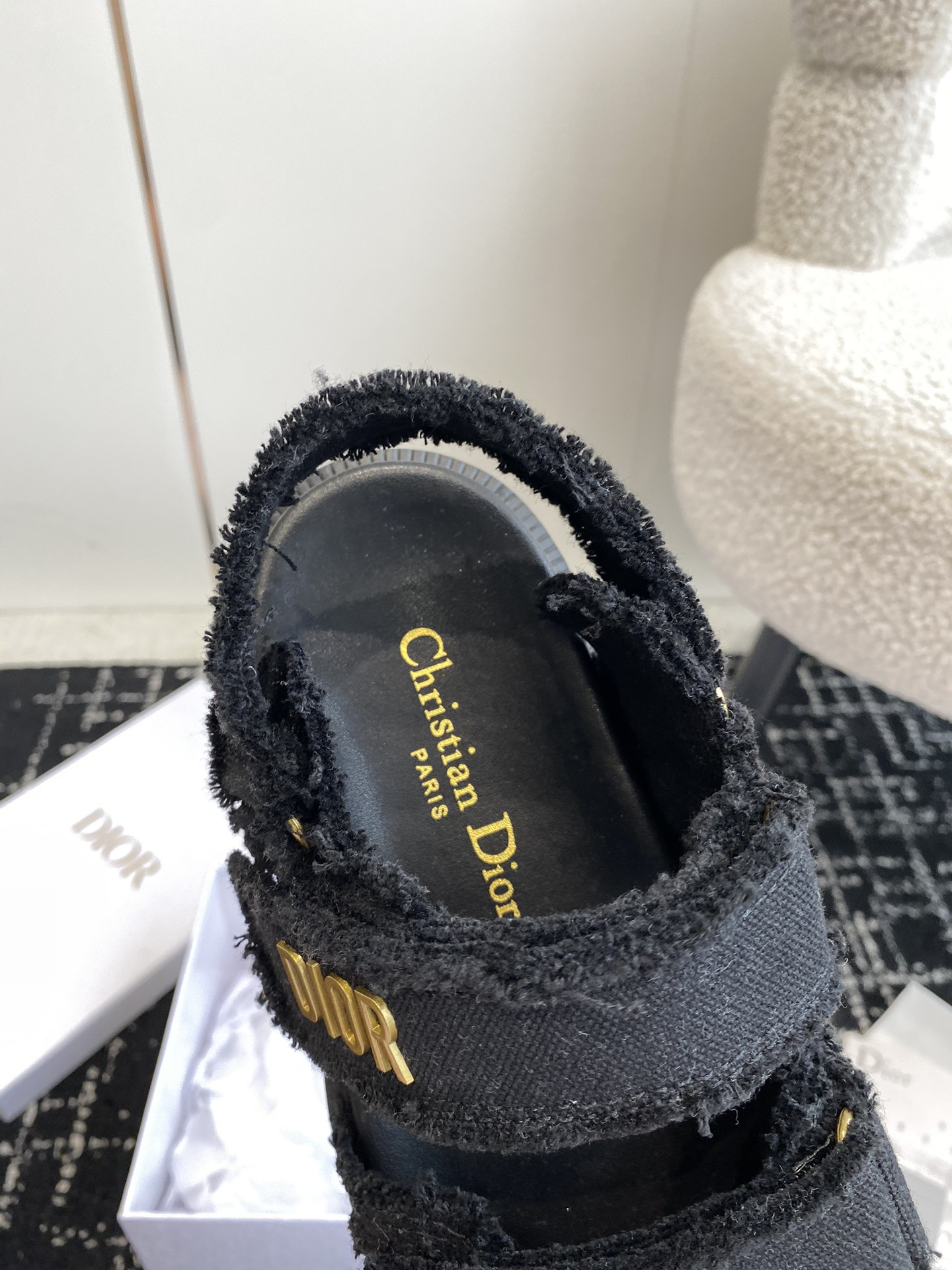 ua D*oract sandal