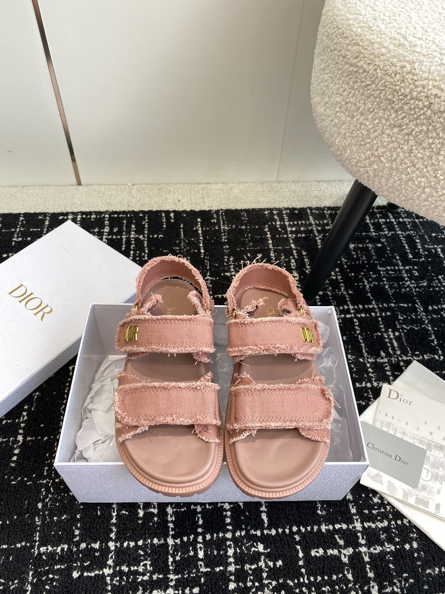 ua D*oract sandal