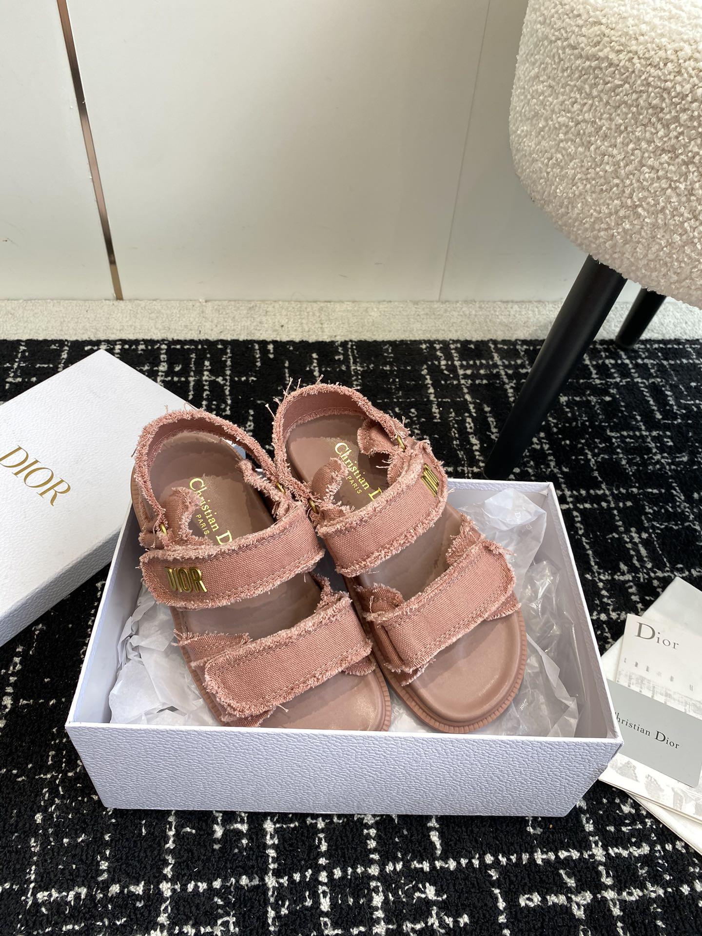 ua D*oract sandal
