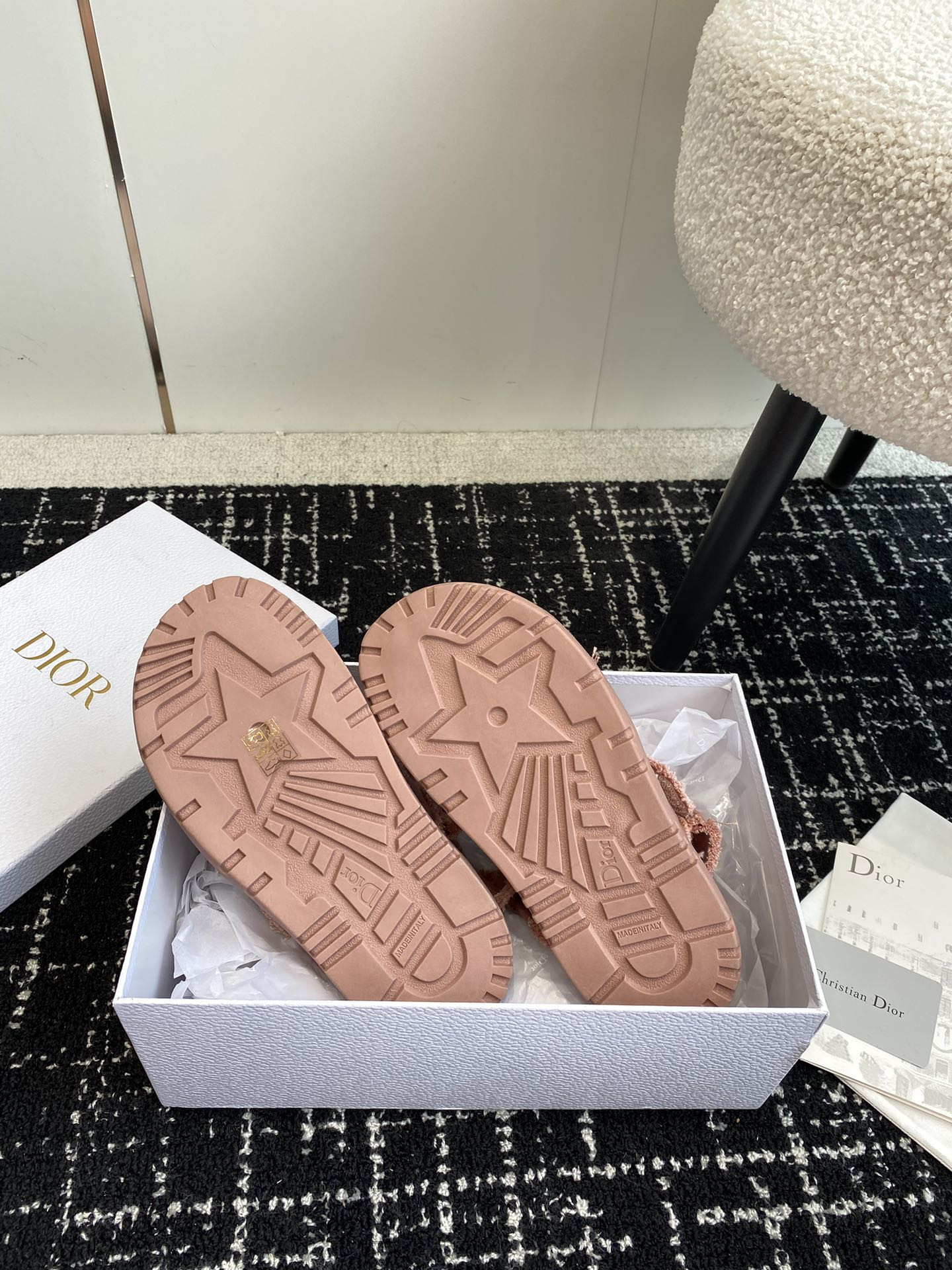 ua D*oract sandal