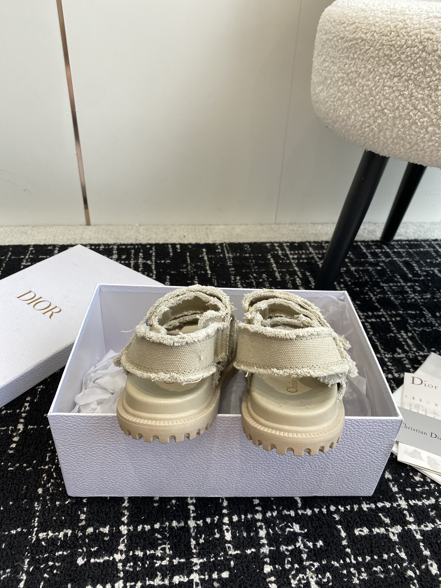 ua D*oract sandal