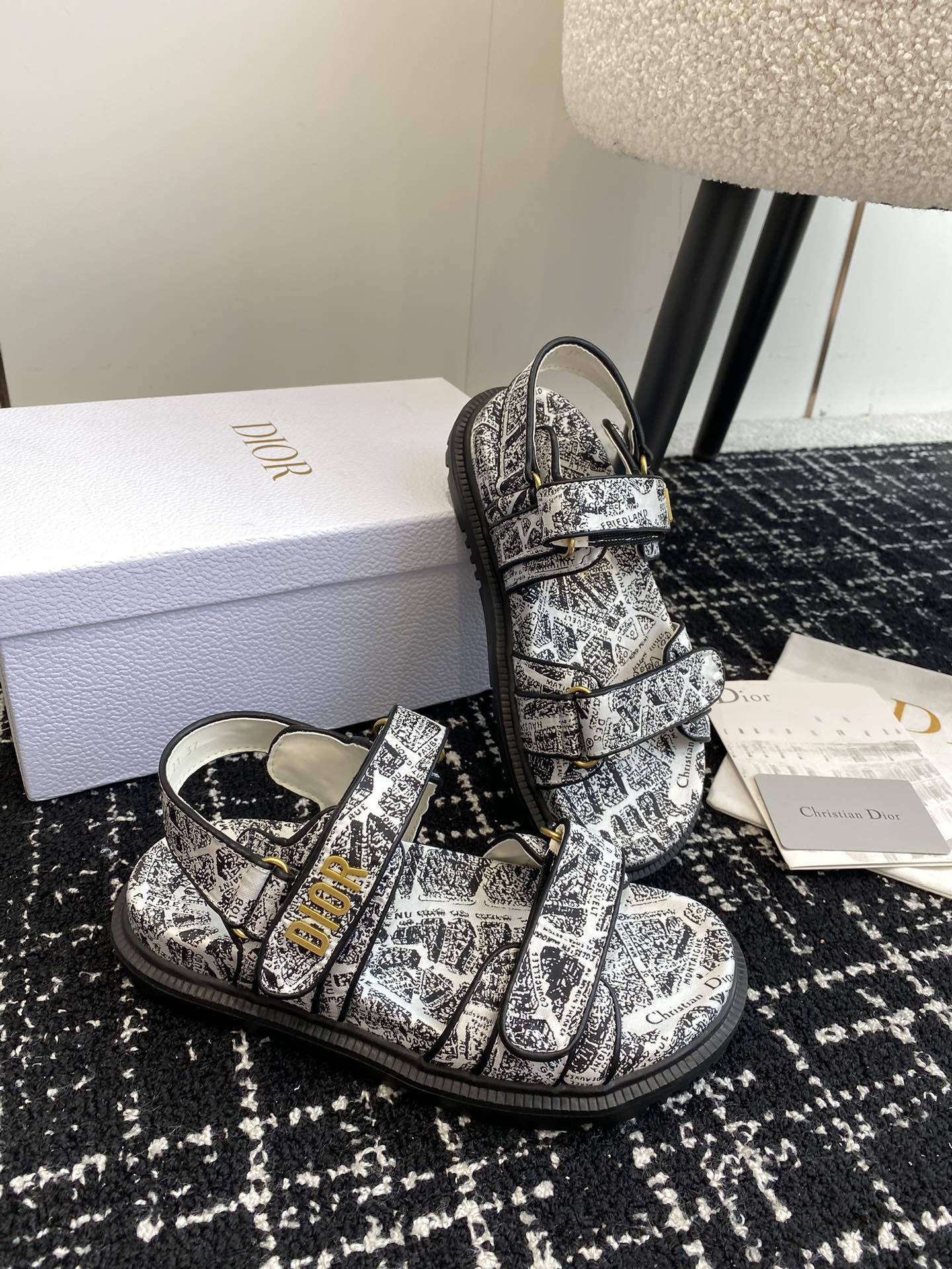 ua D*oract sandal