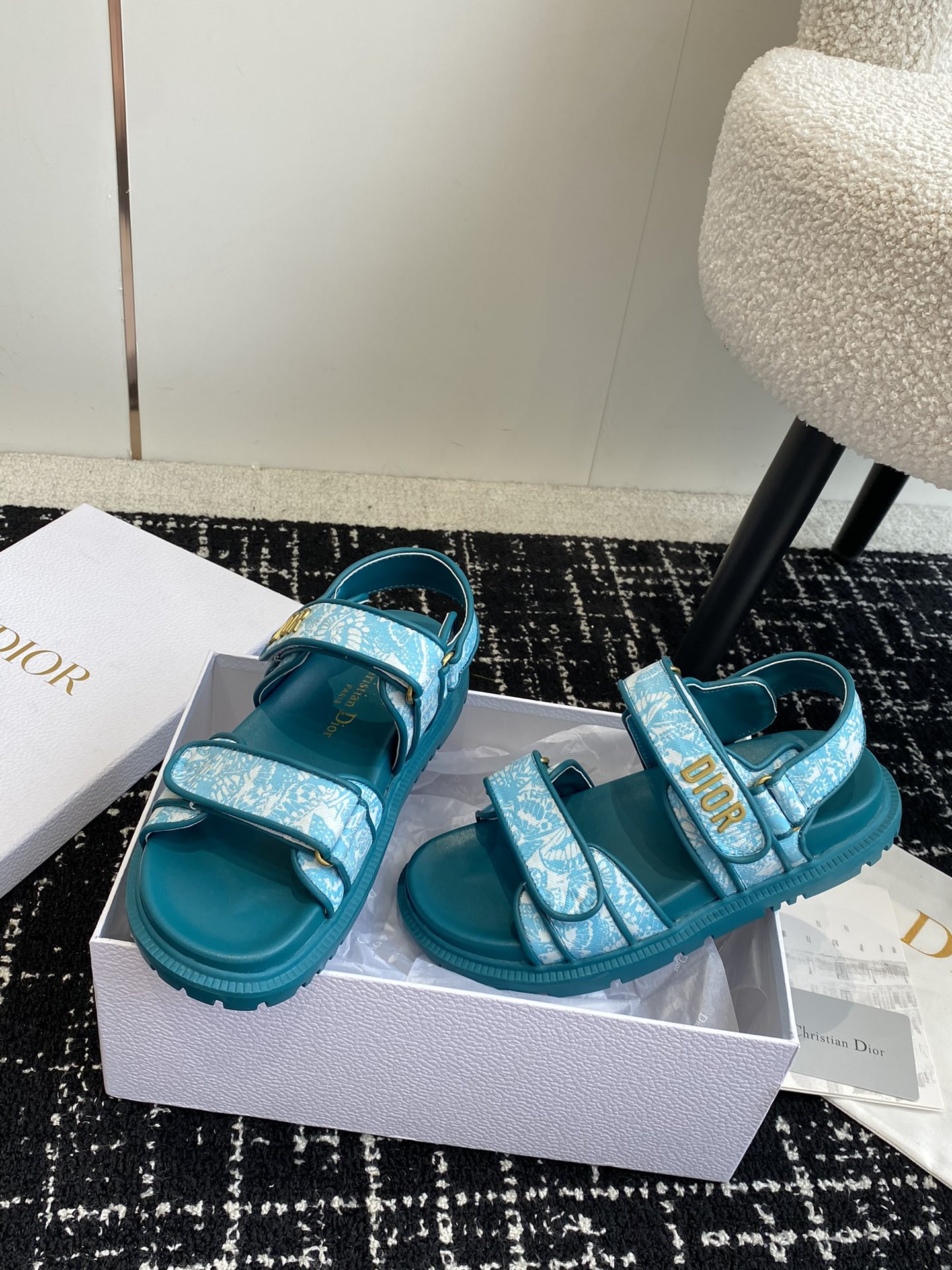 ua D*oract sandal