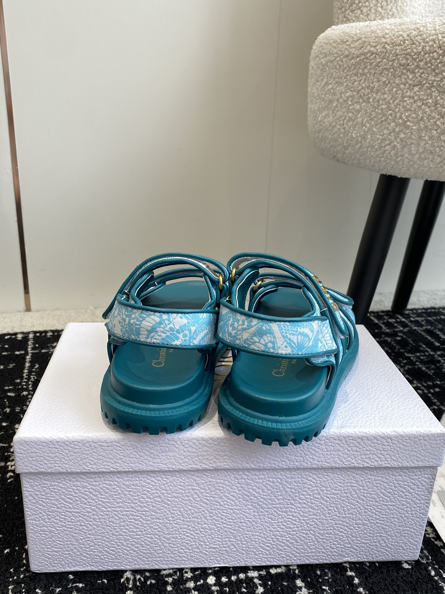 ua D*oract sandal