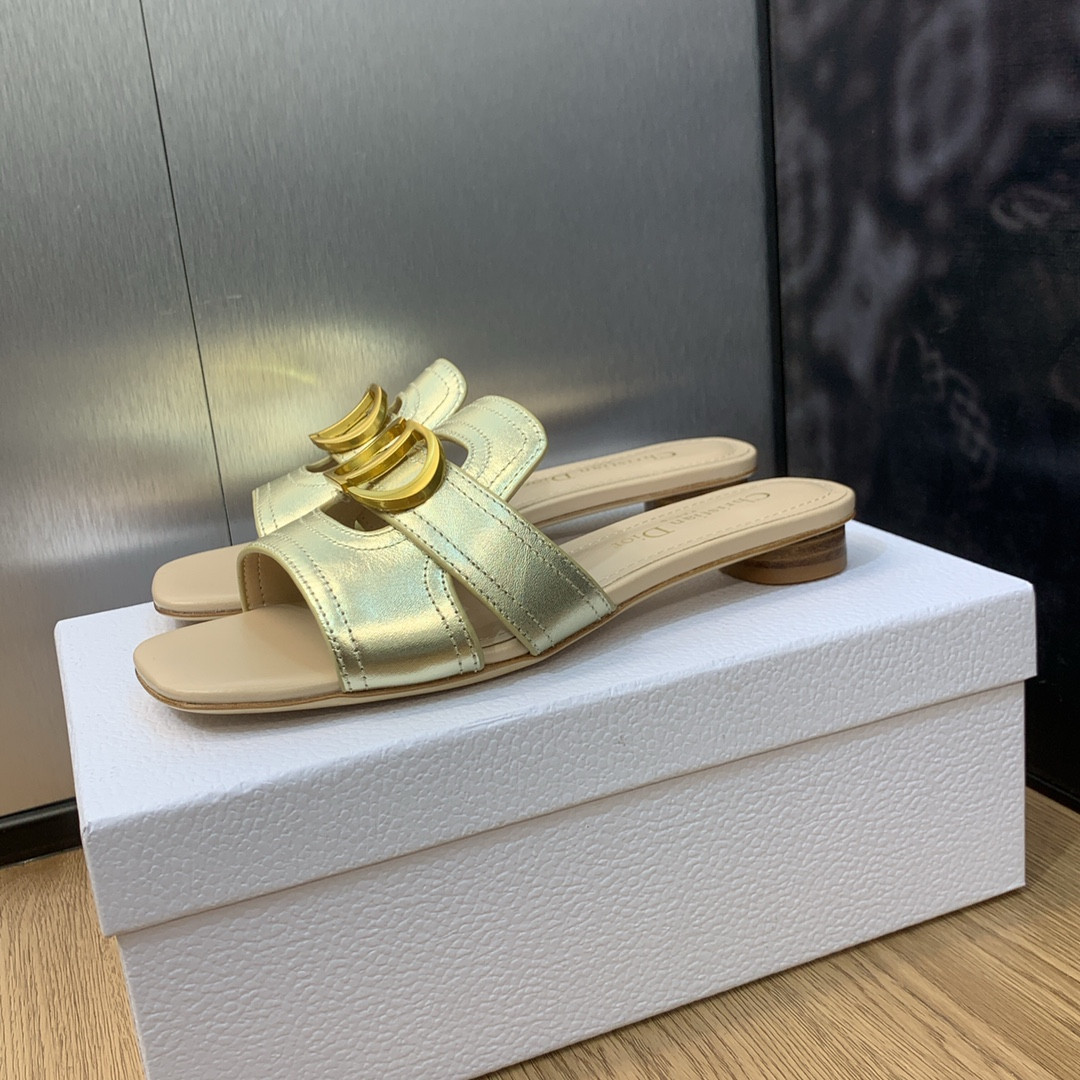 ua D*or 30 montaigne slide