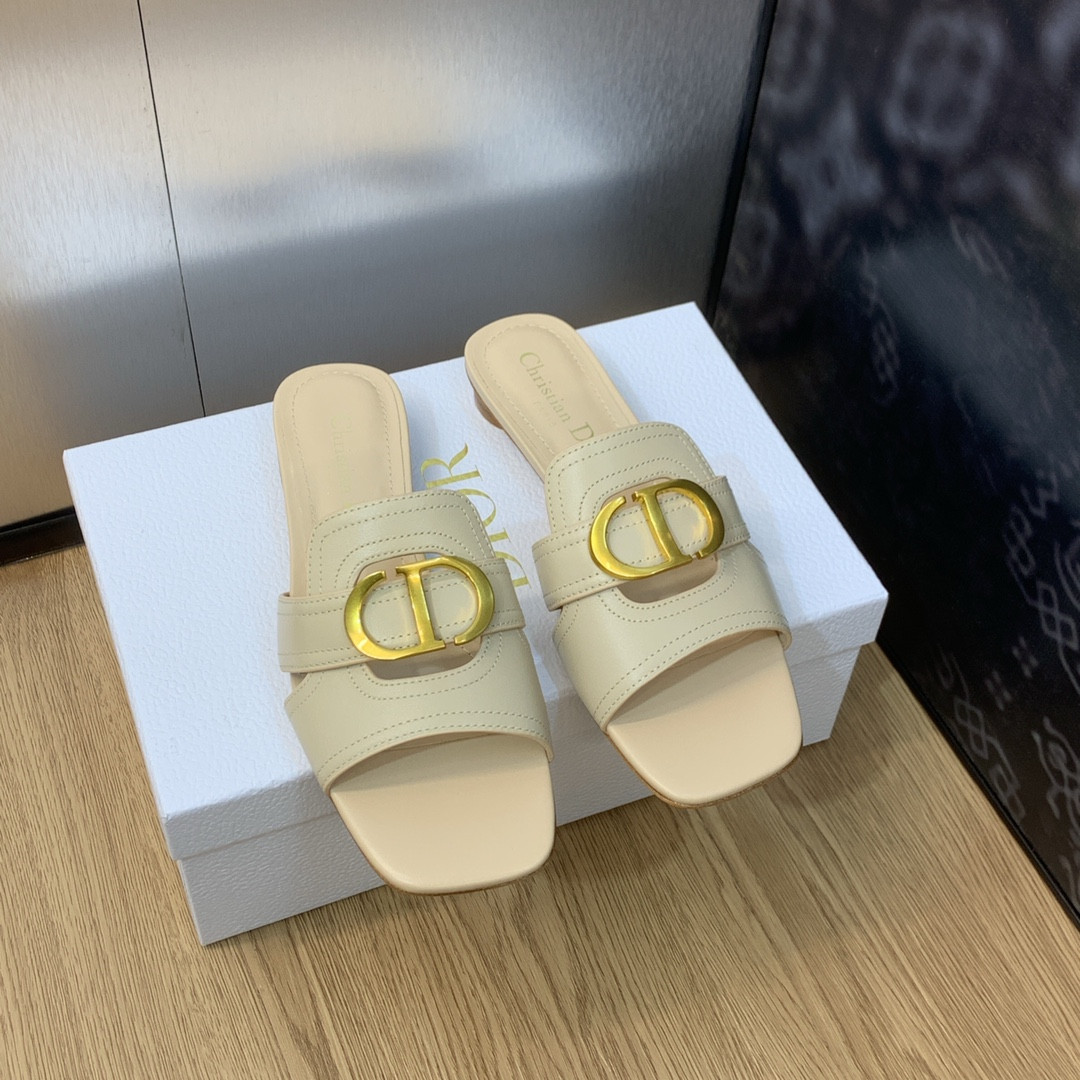 ua D*or 30 montaigne slide