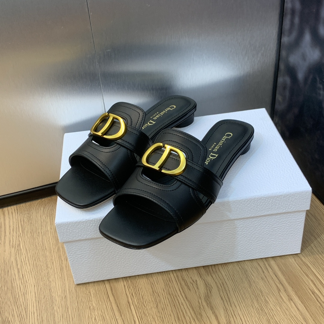 ua D*or 30 montaigne slide