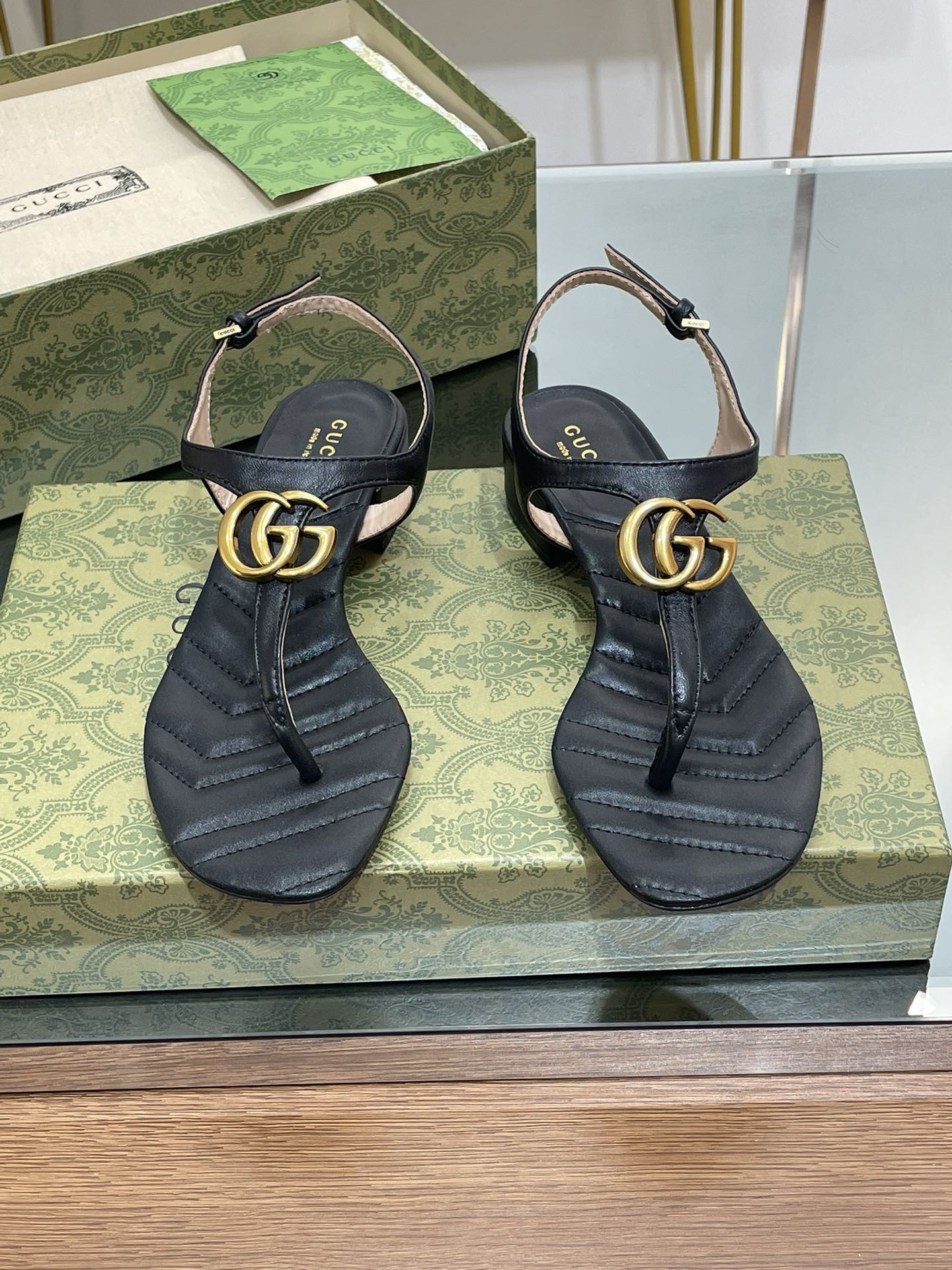 ua G*u*i women
