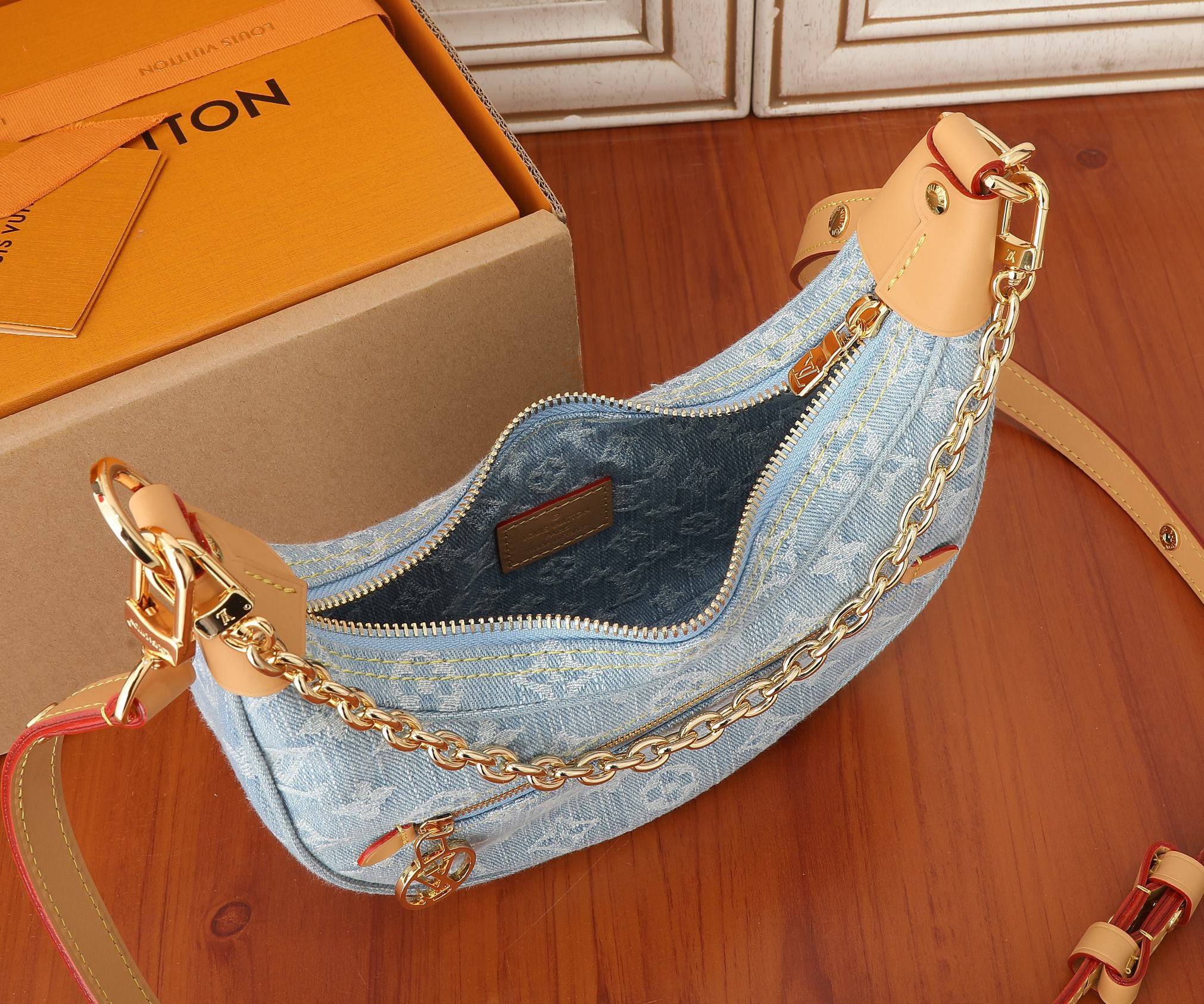 LV Loop M24846 9.1 x 5.1 x 2.4 inches