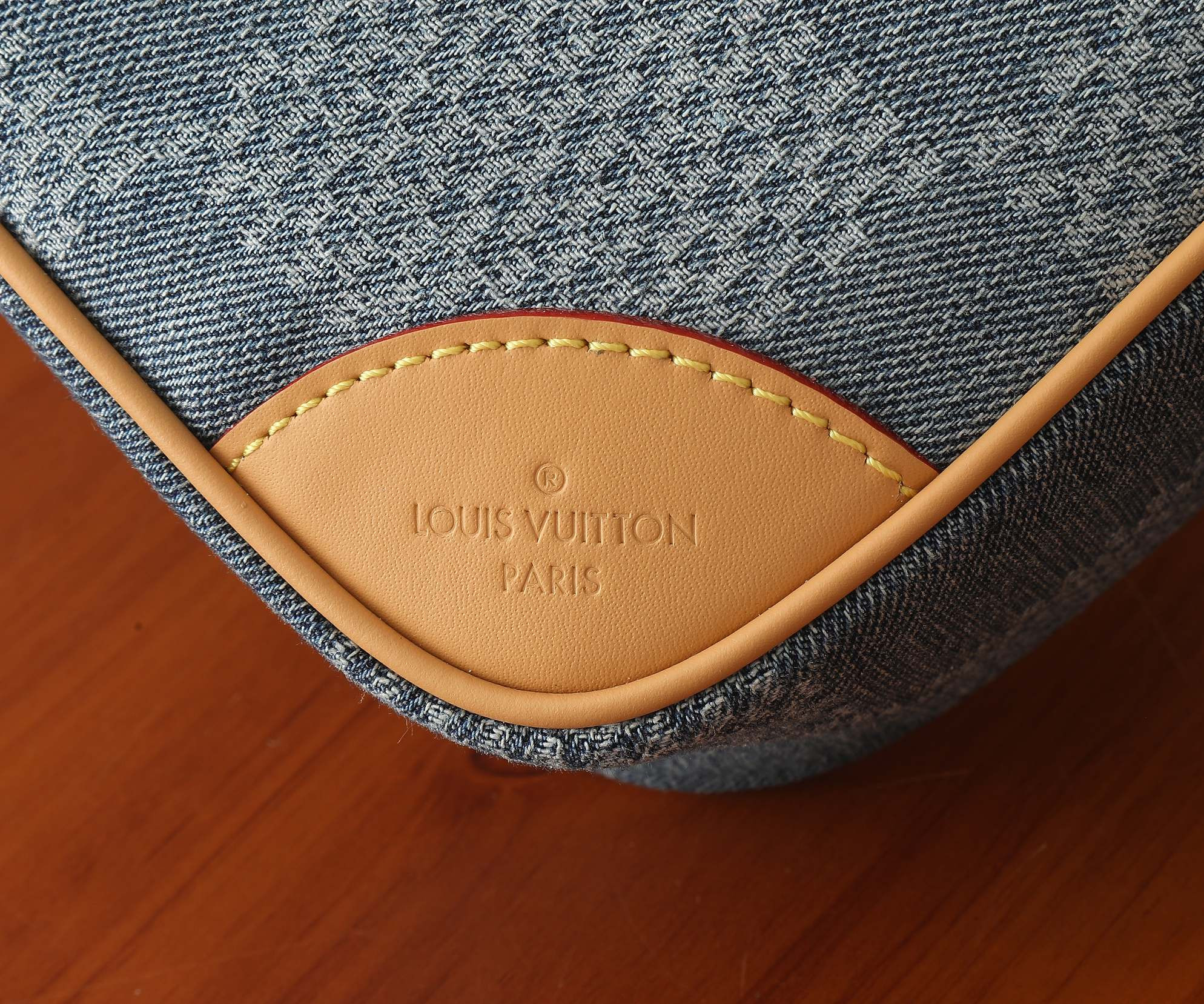 LV Chess Messenger M40706 9.4 x 9.4 x 3.1 inches