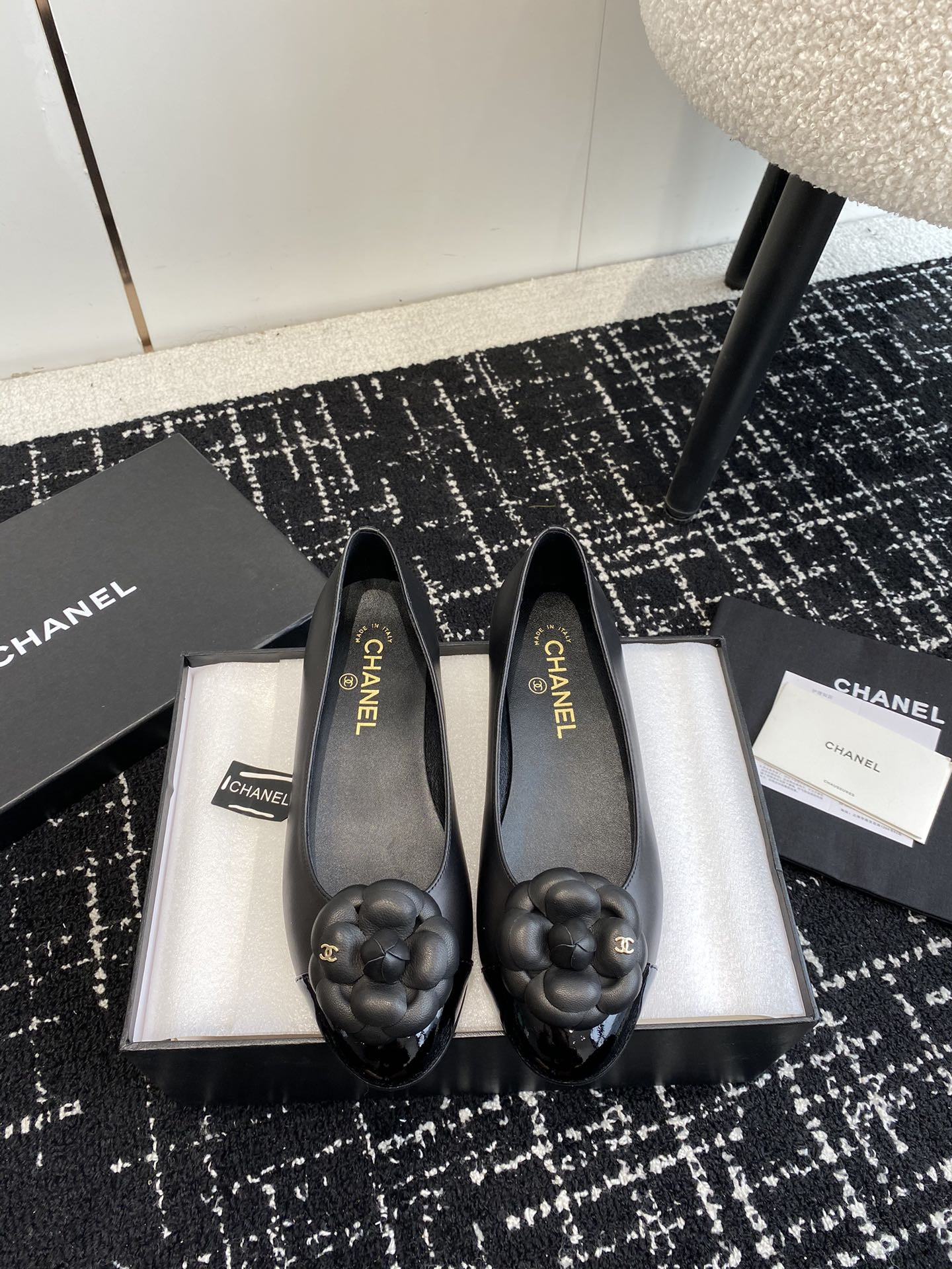 ua Ch*el ballet flats