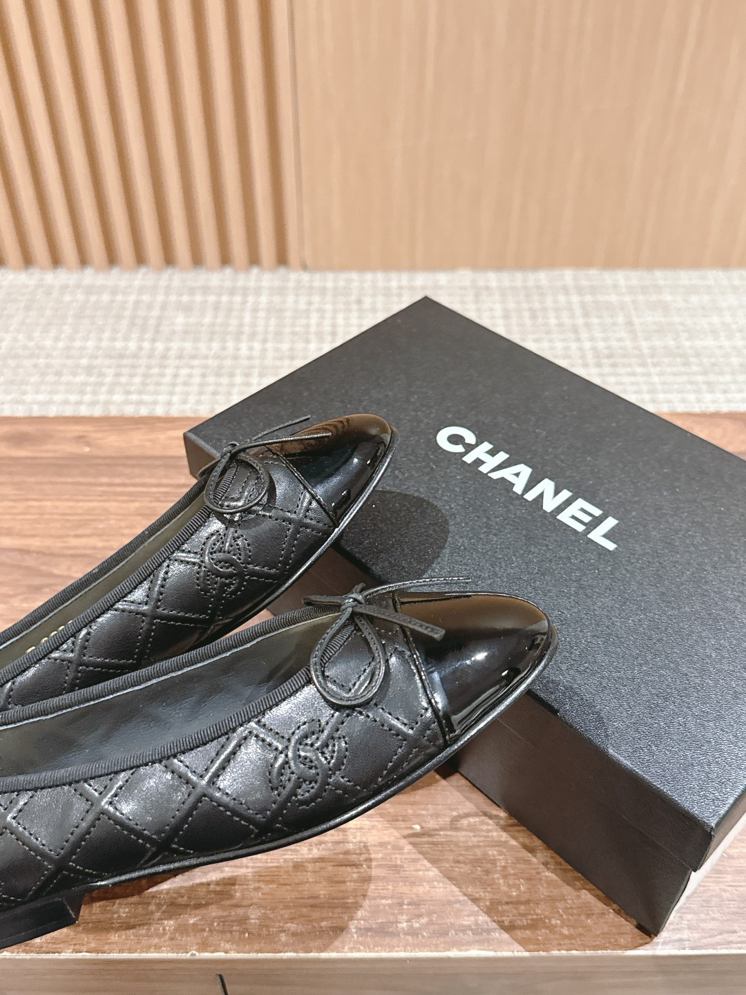 ua Ch*el ballet flats