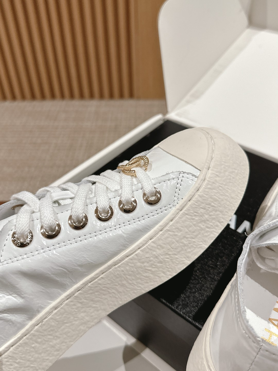 ua Ch*el sneaker