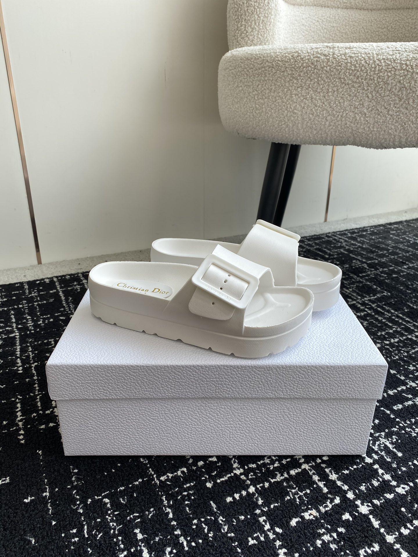 ua D*or slide white