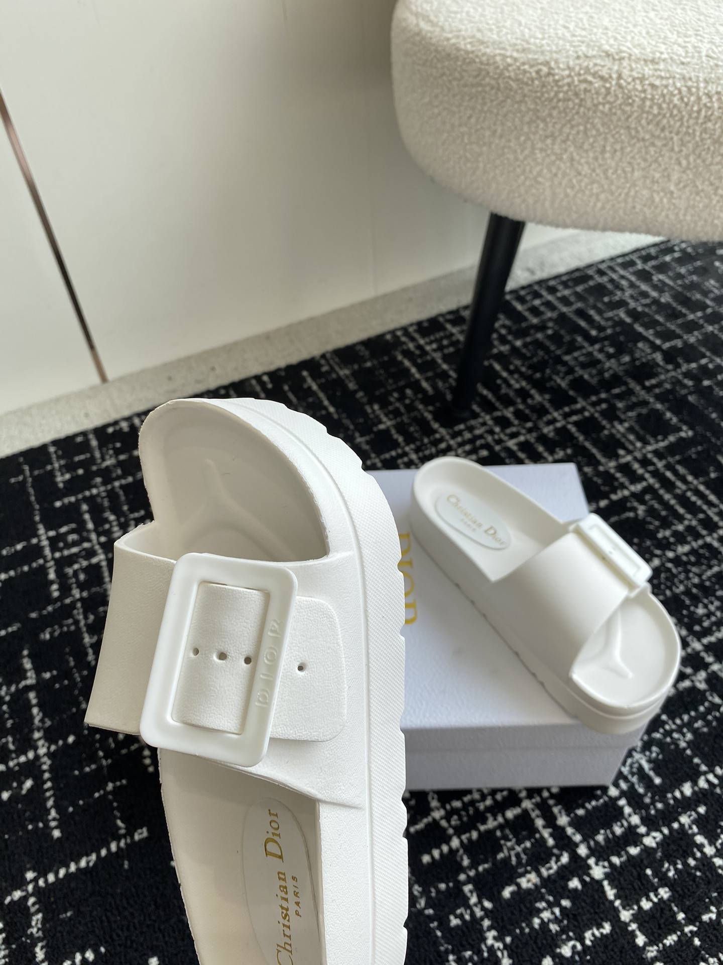 ua D*or slide white