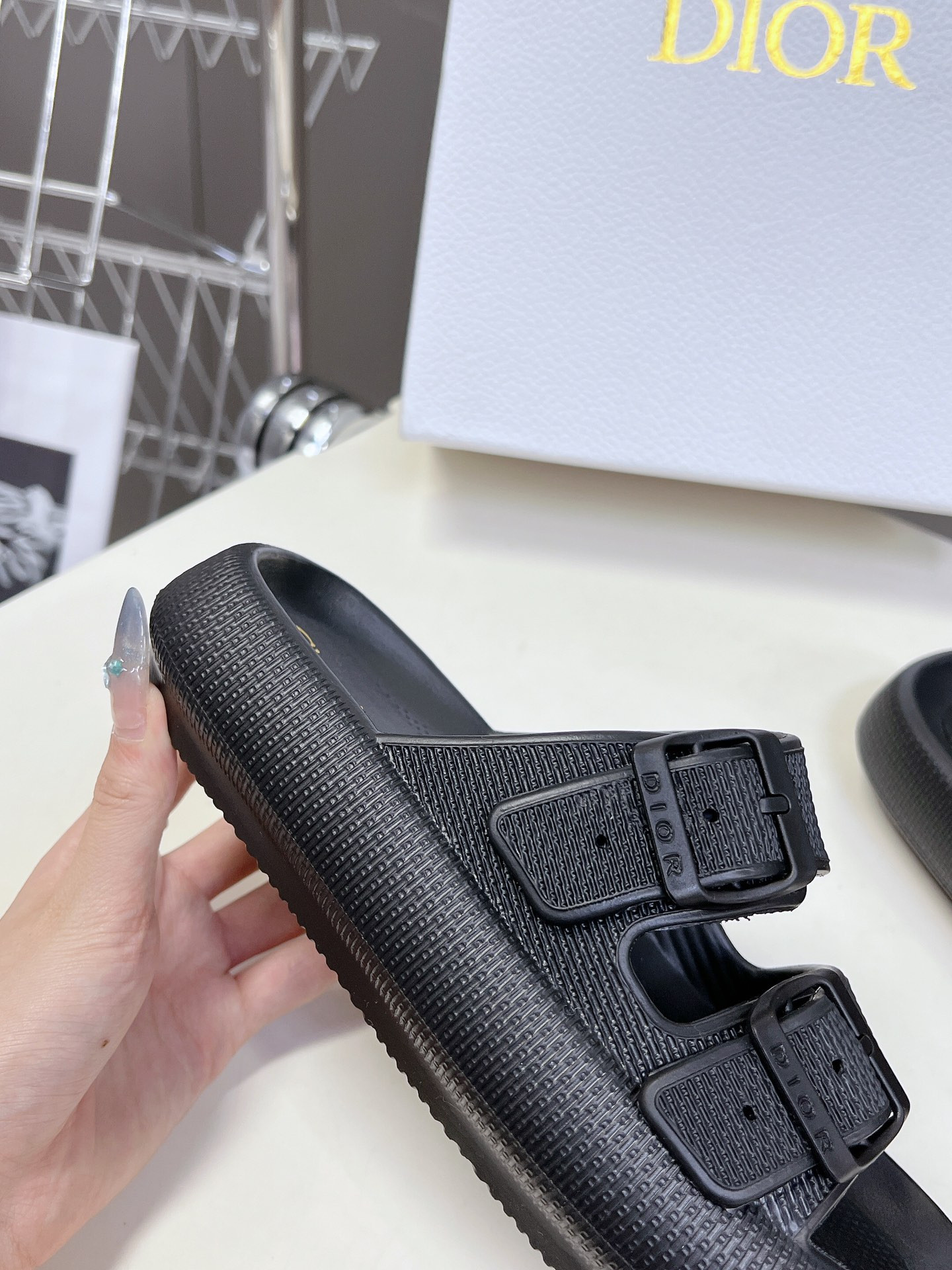 ua D*or slide