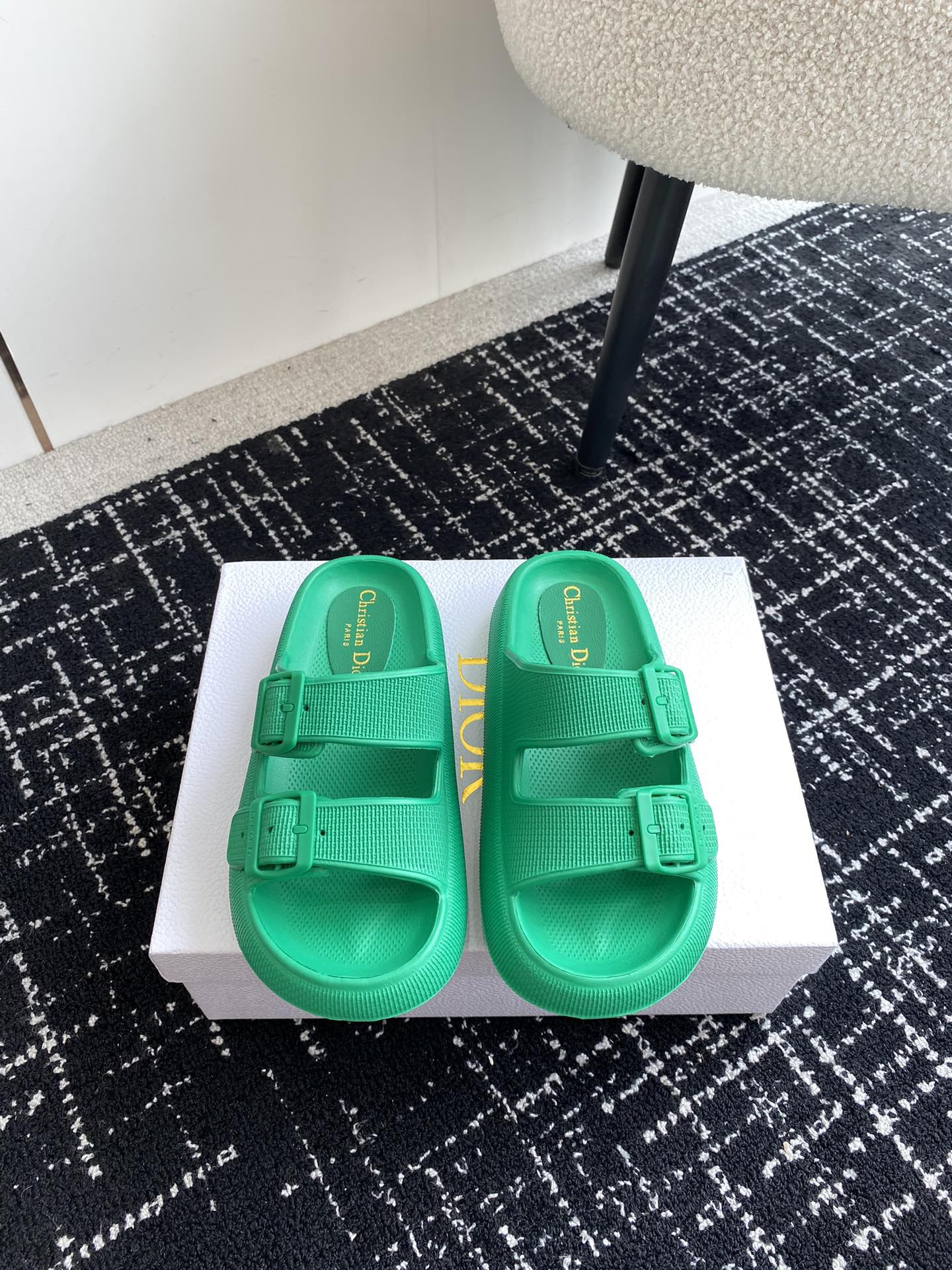 ua D*or slide