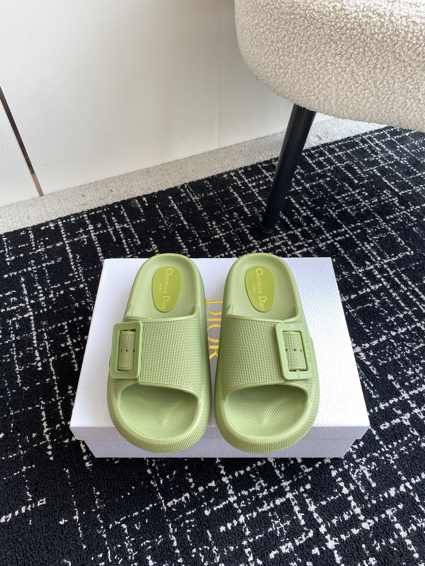 ua D*or slide