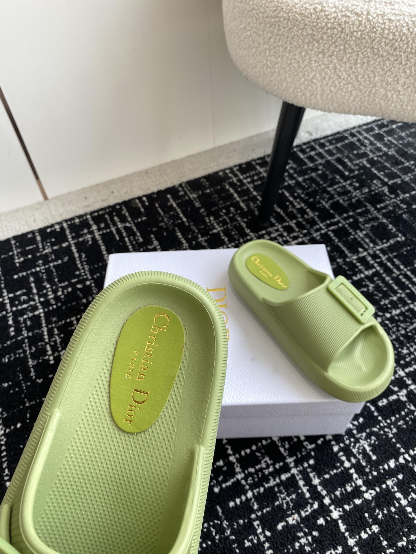ua D*or slide