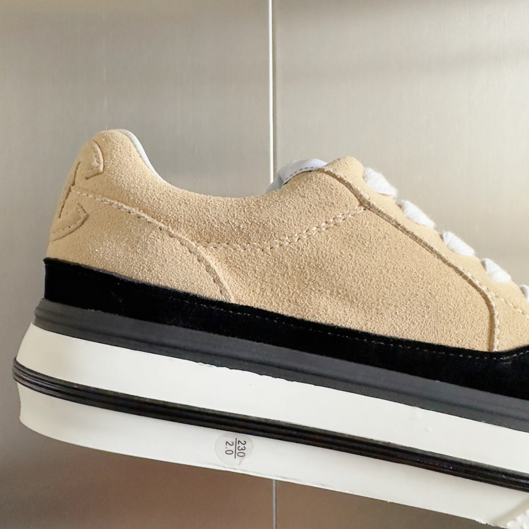 ua Ch*el sneaker