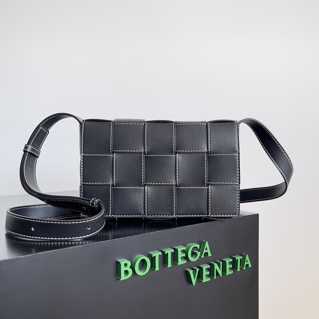 bo*te*ga Ve*ne*ta cassette 15x23x5cm