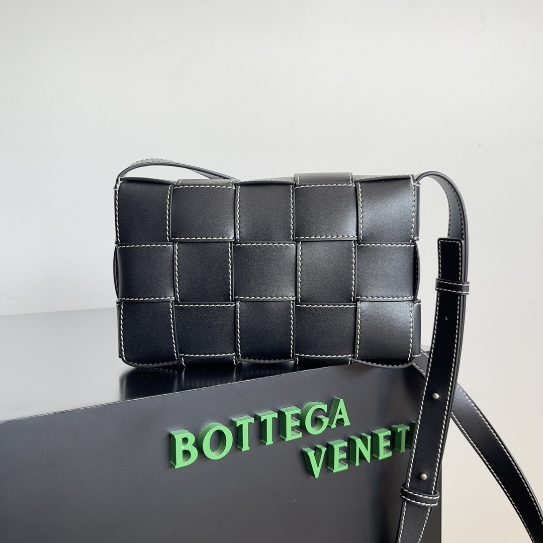 bo*te*ga Ve*ne*ta cassette 15x23x5cm