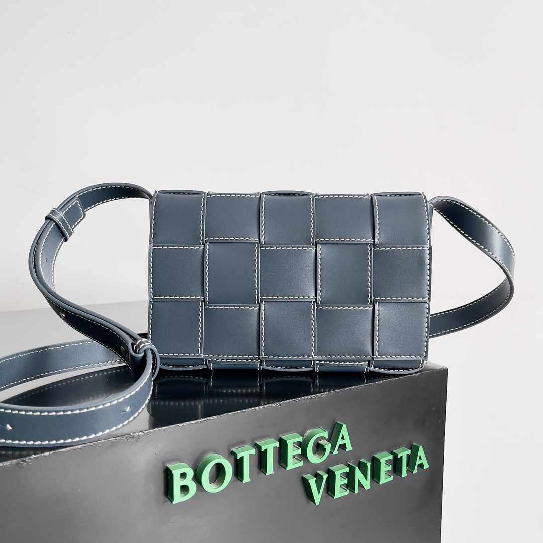 bo*te*ga Ve*ne*ta cassette 15x23x5cm