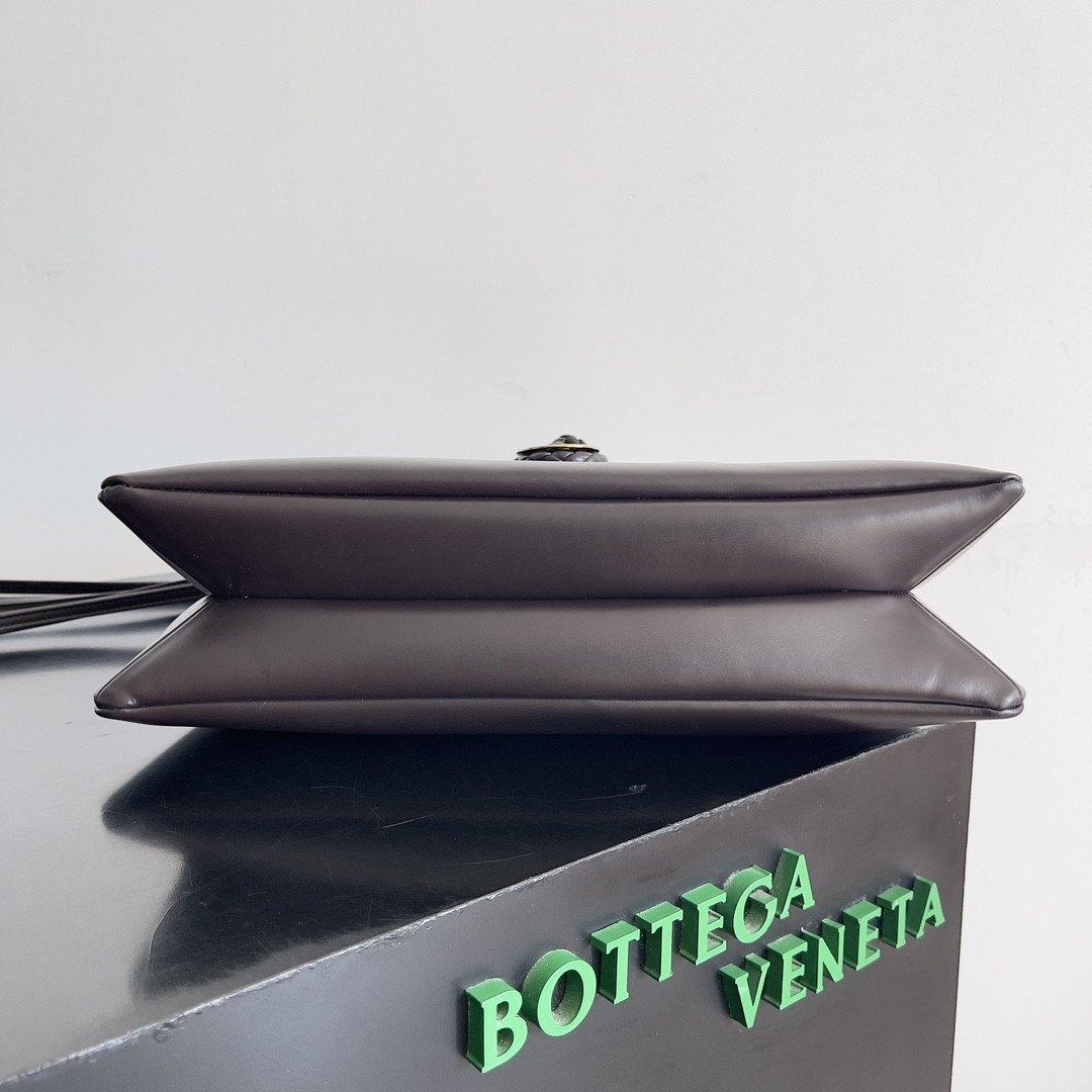 bo*te*ga Ve*ne*ta liberta  23 x 35 x 6cm