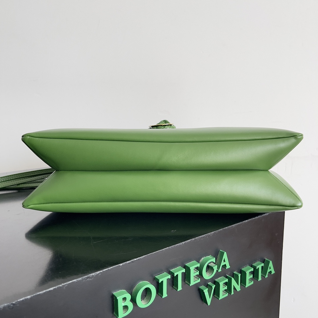 bo*te*ga Ve*ne*ta liberta 23 x 35 x 6cm