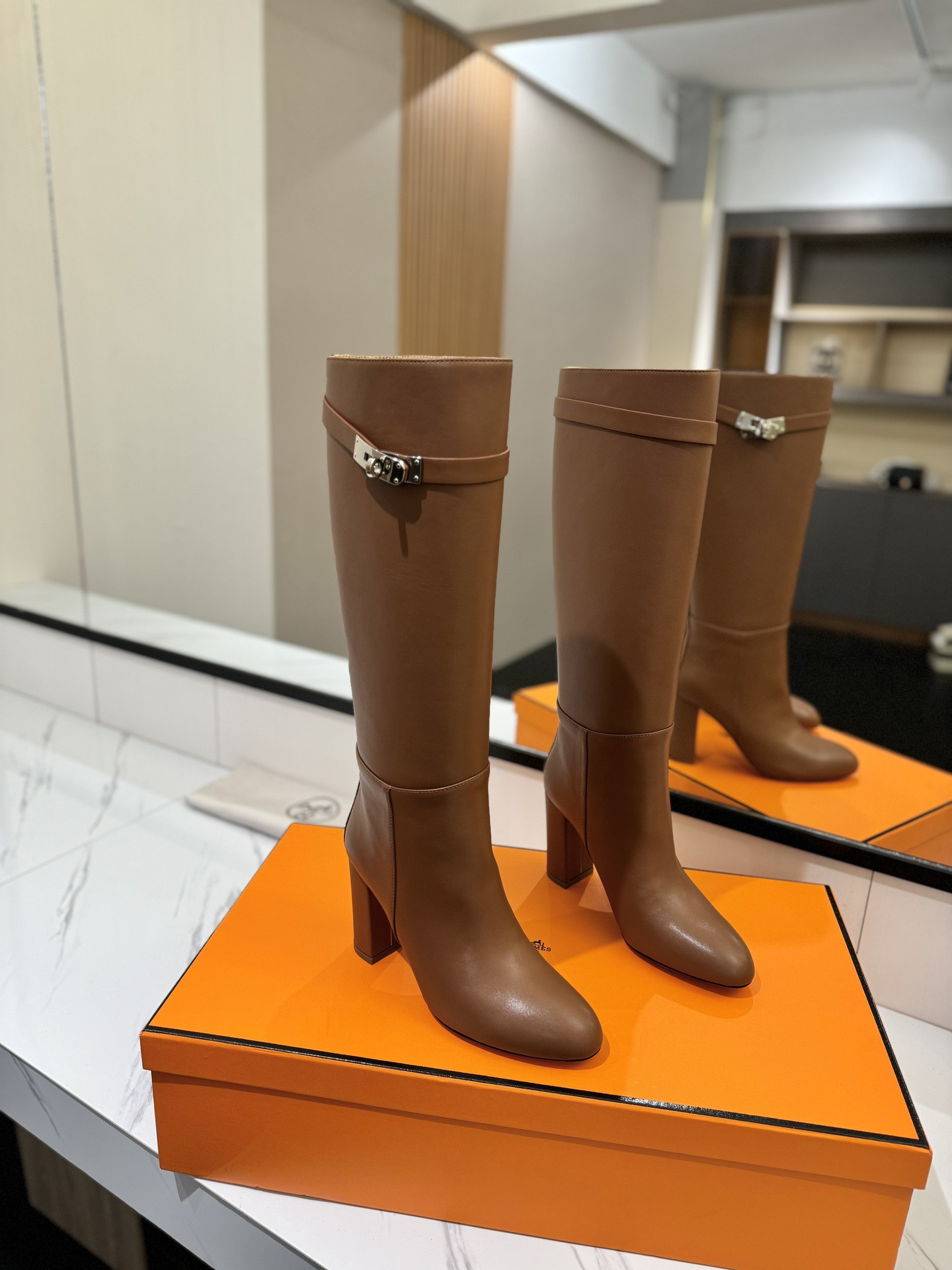ua H**me5 jumping boots (heel height 8.5cm)