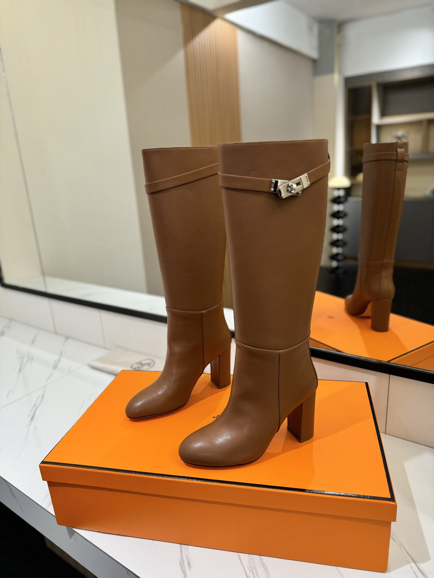 ua H**me5 jumping boots (heel height 8.5cm)