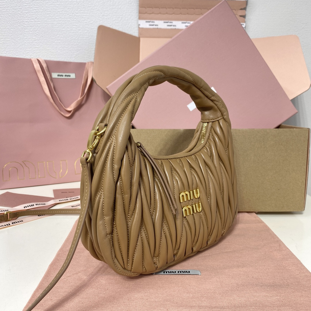 M1v M1v wander matelassé nappa leather hobo bag 17x20x6cm
