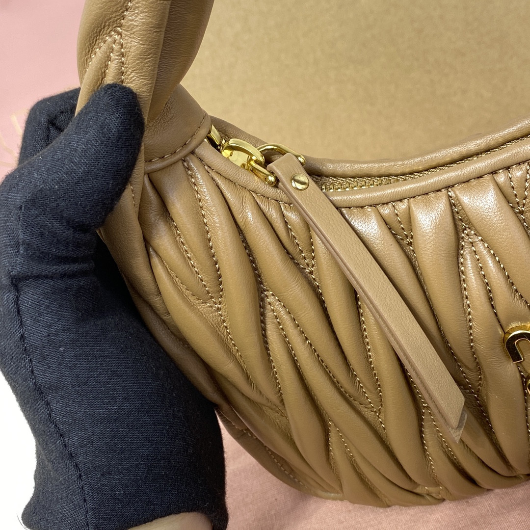 M1v M1v wander matelassé nappa leather hobo bag 17x20x6cm