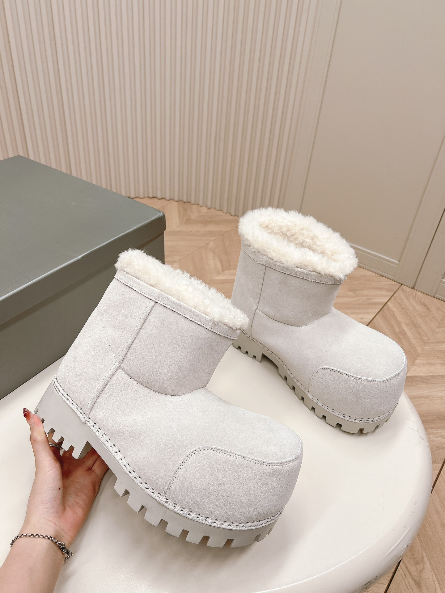 ua Ba*len*cia*ga snow boot