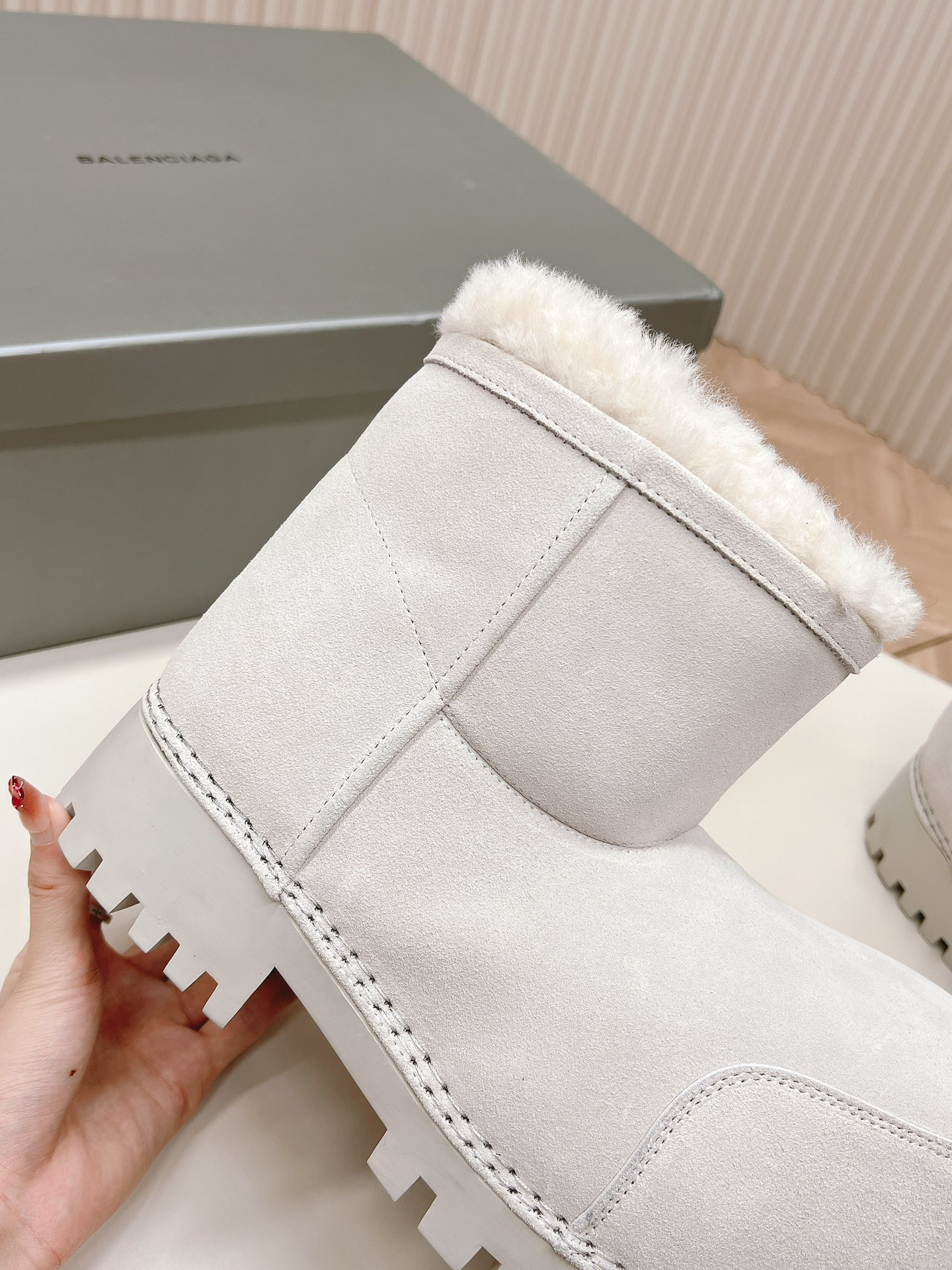 ua Ba*len*cia*ga snow boot