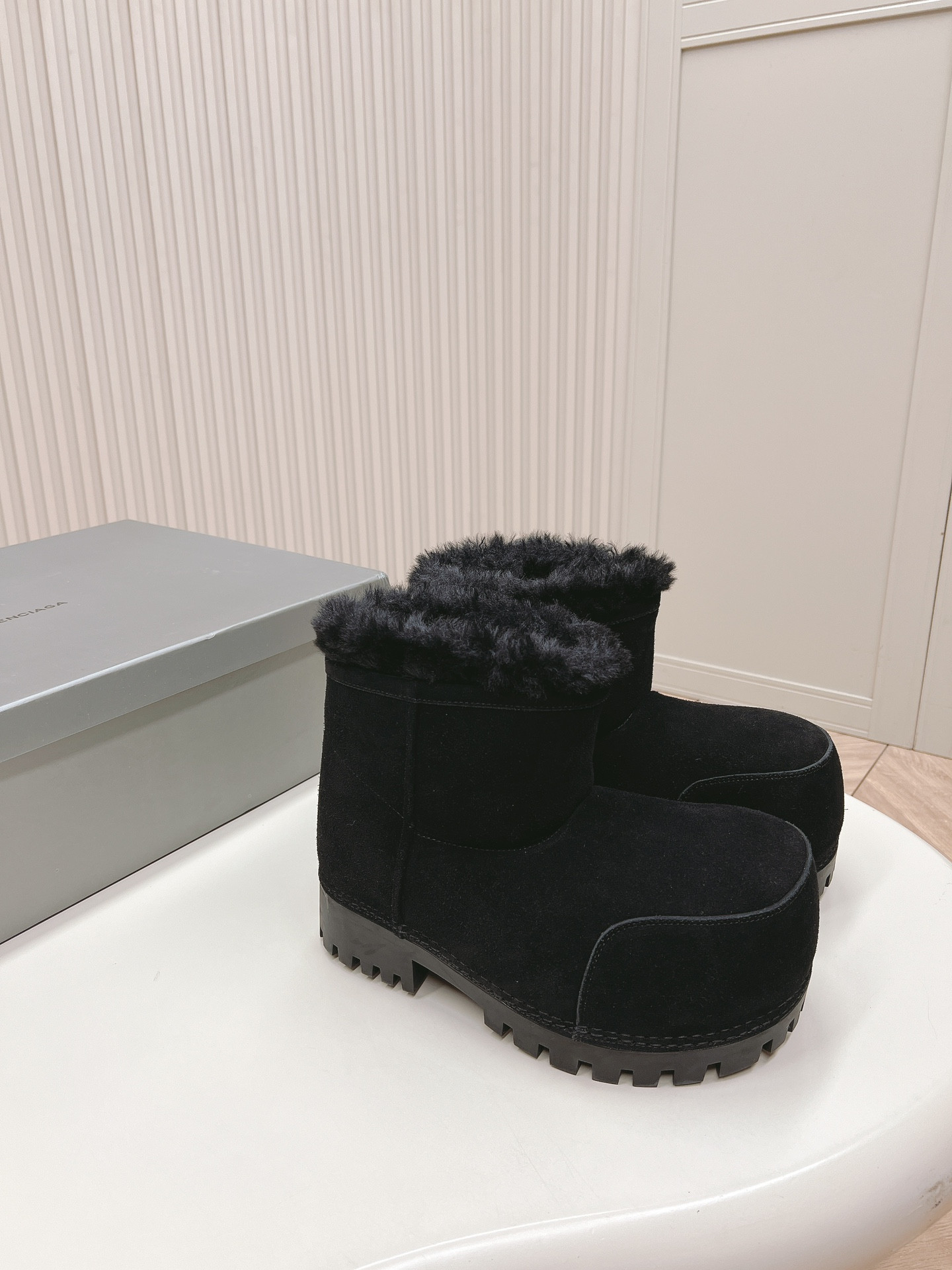 ua Ba*len*cia*ga snow boot