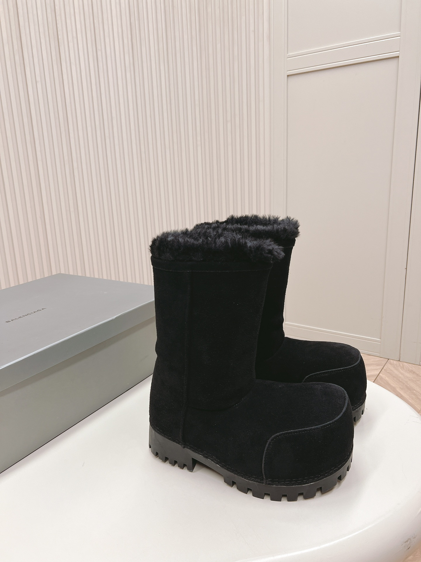 ua Ba*len*cia*ga snow boot
